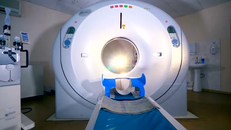 Leere-MRI-Tomographen,-Scanner-in-einem-modernen-Krankenhaus.