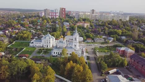 Vista-desde-los-aviones-no-tripulados-de-la-iglesia.-Clip.-Vista-superior-del-templo-de-la-ciudad.-La-gran-iglesia-en-el-centro-de-la-ciudad