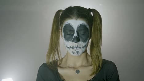 Junge-weibliche-Studentin-Halloween-geschminkt-versucht-eine-unschuldige-böse-beängstigend-Lächeln-und-andere-Gesichtsausdrücke