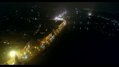 Panorama-de-la-noche-de-Praga,-vista-panorámica-desde-el-aire-a-la-ciudad-vieja,-luces-de-la-ciudad-de-noche,-Praga