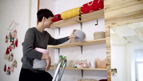 Bola-de-lana-de-estantería-arte-mujer-en-parrilla-en-tienda-textil.-Mujer-en-tienda-textil