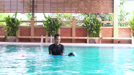 Father-teaches-daughter-to-swim