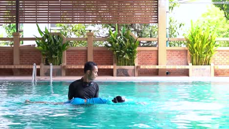 Slow-Motion-Vater-lehrt-Tochter-schwimmen