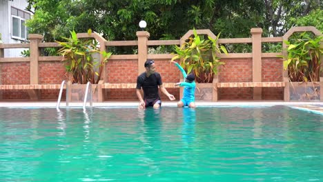 Father-teaches-daughter-to-swim