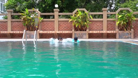 Slow-motion-father-teaches-daughter-to-swim