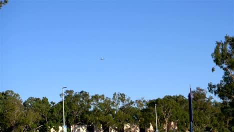 Flugzeug-fliegen-overhead-in-Zeitlupe