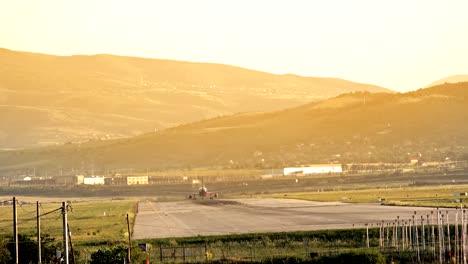 Zeitraffer-von-Flugzeug-abheben-von-Runaway-bei-Sonnenaufgang