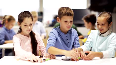 niños-felices-aprendiendo-en-la-escuela-de-robótica