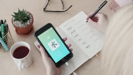 Frau-mit-Fremdsprache-lernen-chinesische-Handy-app