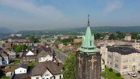 Langsam-drücken-nach-vorne-zur-Gründung-Luftaufnahme-der-Kirche-in-Kleinstadt-USA