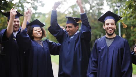 glückliche-Schüler-in-Mörtel-Boards-mit-Diplomen