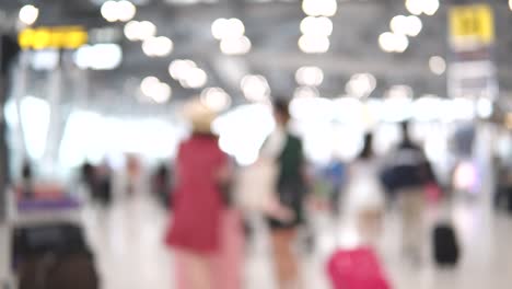 Imágenes-borrosas-de-los-pasajeros-en-la-terminal-del-aeropuerto-internacional.-4K-video-con-efecto-defocused.