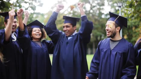 glückliche-Schüler-in-Mörtel-Boards-mit-Diplomen