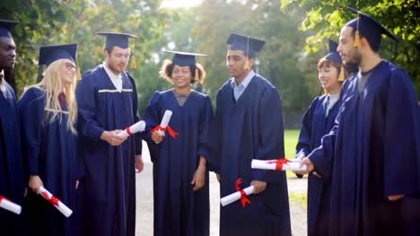 glückliche-Schüler-in-Mörtel-Boards-mit-Diplomen