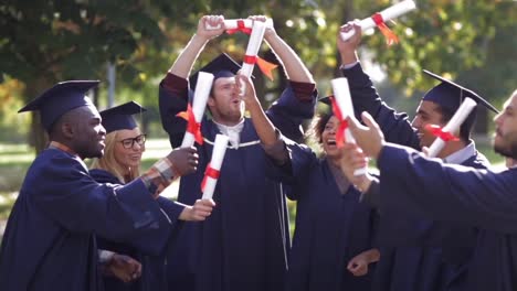 glückliche-Schüler-in-Mörtel-Boards-mit-Diplomen