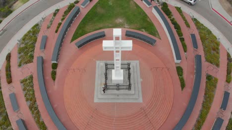 Draufsicht-auf-das-Mount-Soledad-Denkmal-in-San-Diego,-Kalifornien-an-einem-bewölkten-Tag