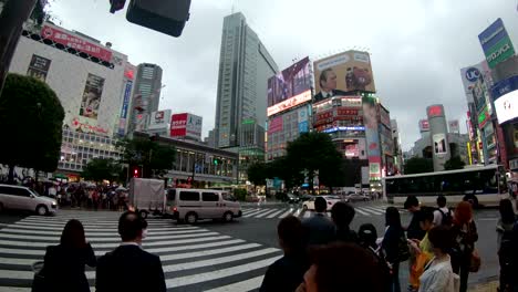 4K-Zeitraffer-Video-des-Menschen,-die-berühmten-Zebrastreifen-im-Zentrum-des-Einkaufs--und-Unterhaltungsmöglichkeiten-Stadtteil-Shibuyas-überqueren