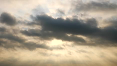 Amanecer-y-un-cielo-con-nubes-en-la-mañana.