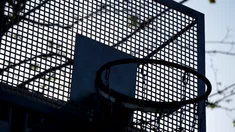 Timelapse-del-amanecer-en-pista-de-streetball