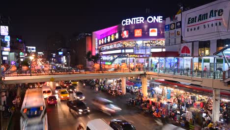 Bangkok,-Tailandia-–-30-de-enero-de-2015:-Timelapse,-tráfico-en-una-ciudad.-Lotes-de-autos-en-la-carretera-y-la-gente-caminando-en-la-acera.