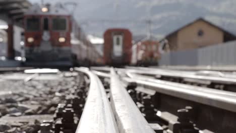 Trenes-rojo-parados-en-la-estación-de