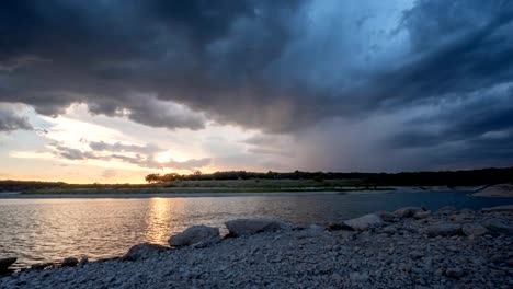 Time-Lapse-de-la-puesta-de-sol-sobre-el-lago-grande-con-luz-de-tormenta-a-la-derecha