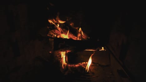 Brennenden-Lagerfeuer-auf-dunklem-Hintergrund.-Hellen-marschierenden-Feuer-mit-Funken
