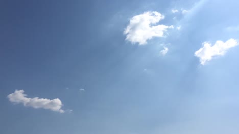 schönen-blauen-Himmel-mit-Wolken-Hintergrund.-Himmel-Wolken.-Himmel-mit-Wolken-Wetter-Natur-Wolke-blau.-Blauer-Himmel-mit-Wolken-und-Sonne.