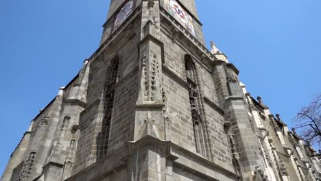 Filmmaterial-der-gotischen-Architektur,-die-Schwarze-Kirche-in-Brasov,-Rumänien,-Ecke-Ansicht-tilt