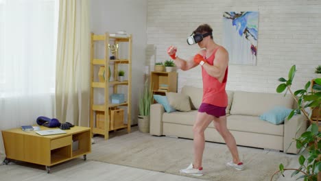 Hombre-usando-gafas-VR-para-entrenamiento