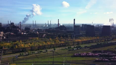 Antena;-vuelo-de-Drone-sobre-la-chimenea;-sistema-de-enfriamiento-de-la-planta