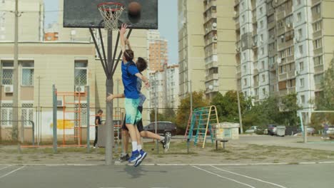 Teenager-Streetball-Spieler-ein-auf-ein-Spiel-zu-spielen