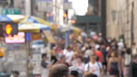 NYC-Street-anonyme-Fußgänger-beschäftigt-Massen-von-Menschen-zu-Fuß