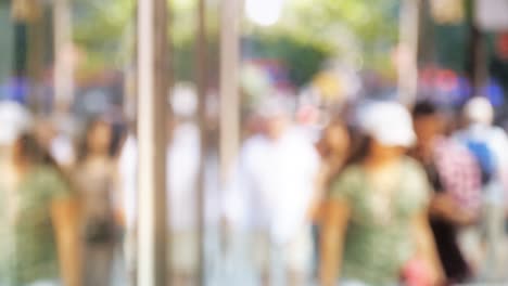 Menschen-gehen-auf-der-Straße-aus-Fokus-Spiegelbild-im-Fenster