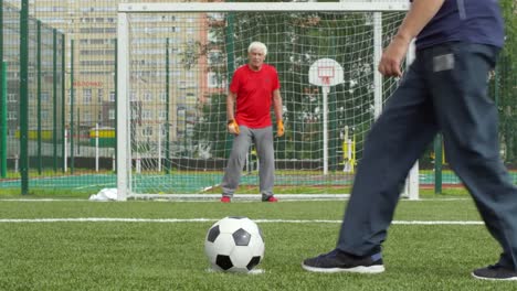 Drei-alte-Männer-spielen-Fußball