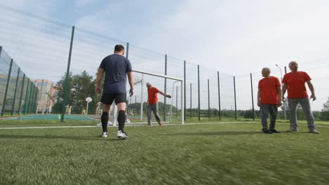 Mayores-futbolistas-después-de-haber-partido-al-aire-libre