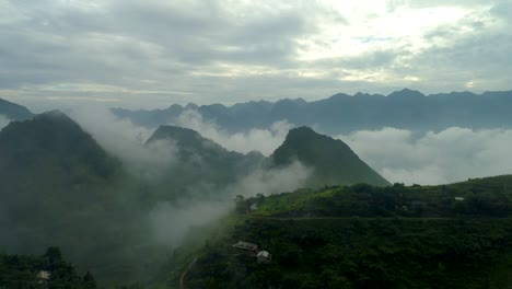 Vista-aérea-4k-video-de-drone.-montaña-de-la-mañana-en-la-ciudad-de-Tam-hijo,-Distrito-de-Quan-Ba,-Ha-Giang.