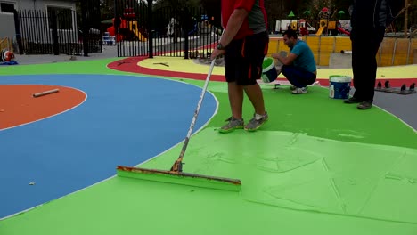 Parque-infantil-de-pintura.-Creación-de-atracción-en-el-parque-infantil.-Hecho-a-mano.