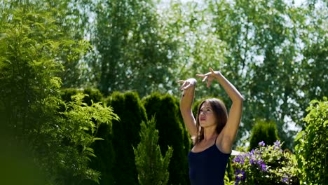 Schwenken-von-schönen-Tänzerin-Himmel,-Slow-Motion-Sommer-outdoor-Garten