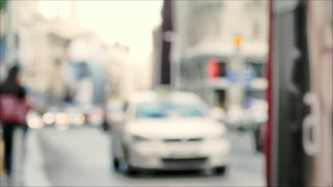 Defokussierten-Blick-von-Autos-und-Menschen-während-der-Rush-Hour-in-einer-Stadtstraße