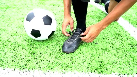 Jugadores-de-fútbol-practican-fútbol-en-césped-verde.