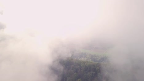 vuelo-de-Drone-a-través-de-las-nubes