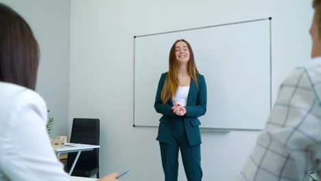 lächelnd-positive-Lehrerin-und-fröhlichen-Studenten-erzählen-Witze,-in-freundlicher-Atmosphäre-im-Klassenzimmer