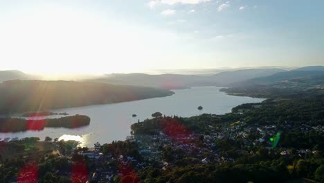 Vista-aérea-del-pueblo-en-la-orilla-del-lago-y-sus-alrededores-en-el-lago-Windermere,-Lake-District,-UK