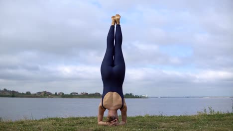Weibliche-Person-steht-Kopf,-Yoga-Praxis