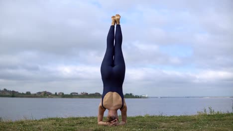 Persona-de-sexo-femenino-permanente,-práctica-de-yoga