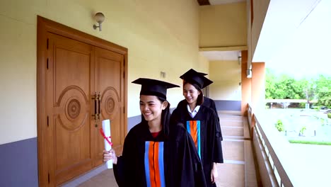 Schwarzen-Absolventen-tragen-schwarze-Anzüge-am-Abschlusstag-der-Universität.