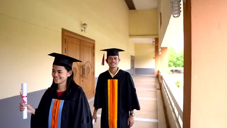 Graduados-negro-usan-trajes-negros-en-el-día-de-la-graduación-en-la-Universidad.