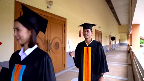 Schwarzen-Absolventen-tragen-schwarze-Anzüge-am-Abschlusstag-der-Universität.