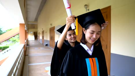 Graduados-negro-usan-trajes-negros-en-el-día-de-la-graduación-en-la-Universidad.